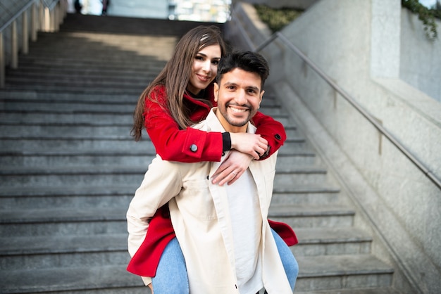 Retrato de um jovem casal feliz caminhando ao ar livre