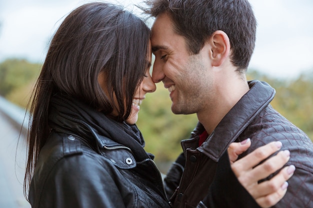 Retrato de um jovem casal feliz com encontro ao ar livre