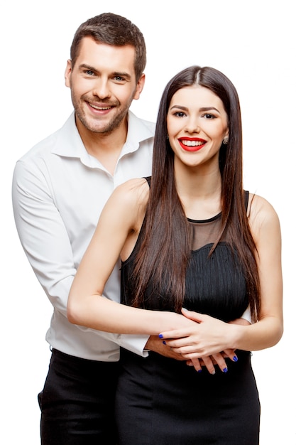 Foto retrato de um jovem casal feliz e sorridente feliz