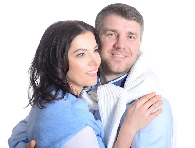Retrato de um jovem casal feliz em um fundo branco