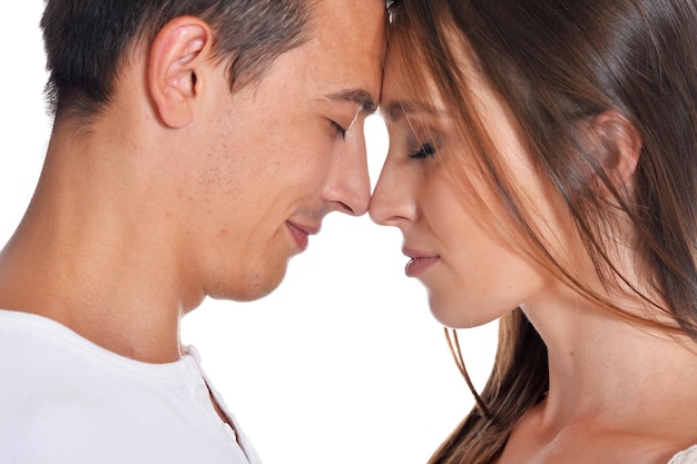 Foto retrato de um jovem casal feliz posando isolado no fundo branco