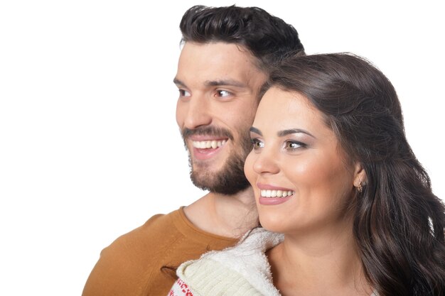 Retrato de um jovem casal feliz sorrindo e abraçando isolado no fundo branco