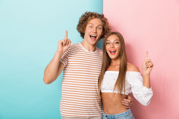 Retrato de um jovem casal feliz