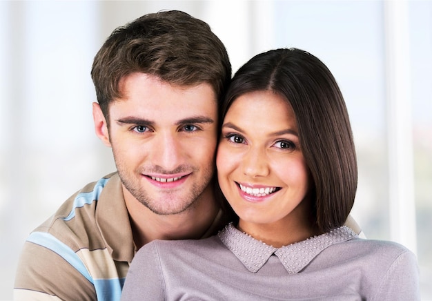 Retrato de um jovem casal feliz