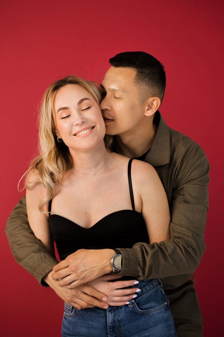 Foto retrato de um jovem casal internacional positivo e alegre
