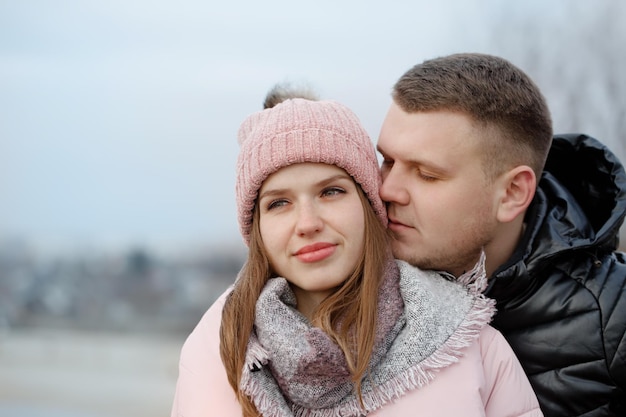 Retrato de um jovem casal lindo ao ar livre, close-up