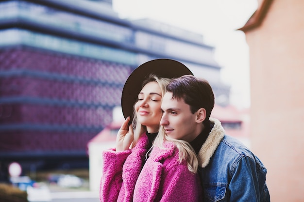 Retrato de um jovem casal lindo no fundo da cidade