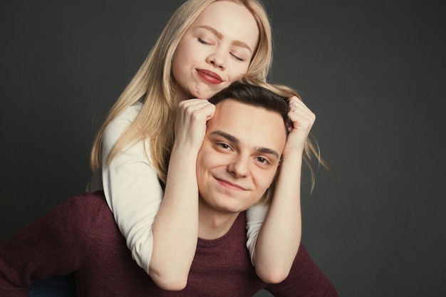 Retrato de um jovem casal lindo.