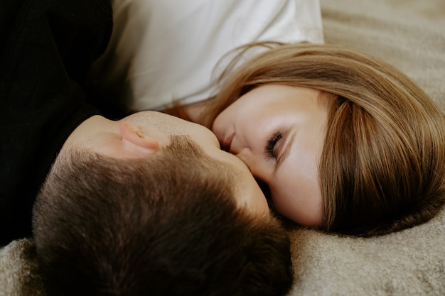 Retrato de um jovem casal na cama em casa - vista de cima