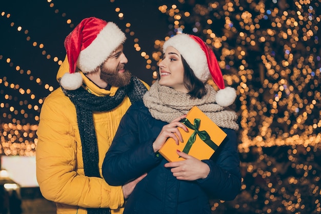 Retrato de um jovem casal na cidade nas férias de Natal