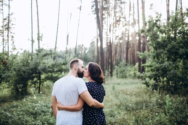 retrato de um jovem casal na floresta