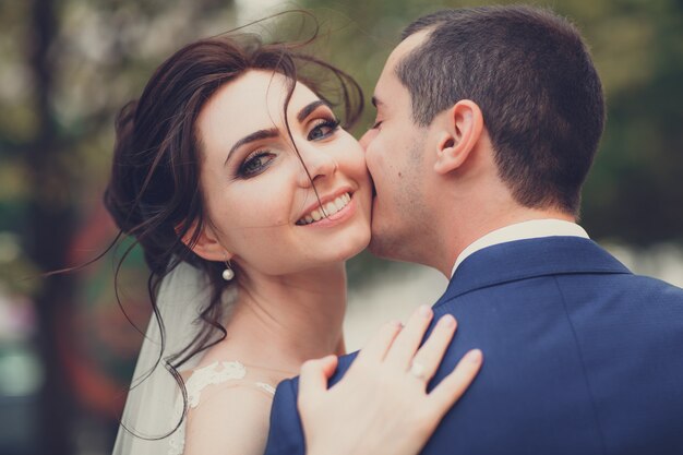 Retrato de um jovem casal no dia do casamento