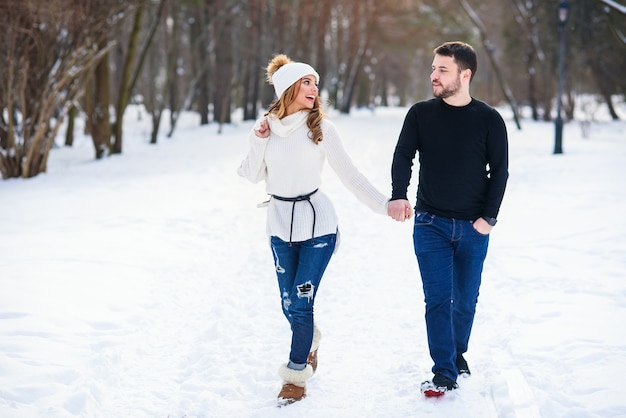 Retrato de um jovem casal no parque