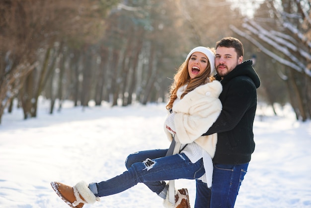 Retrato de um jovem casal no parque