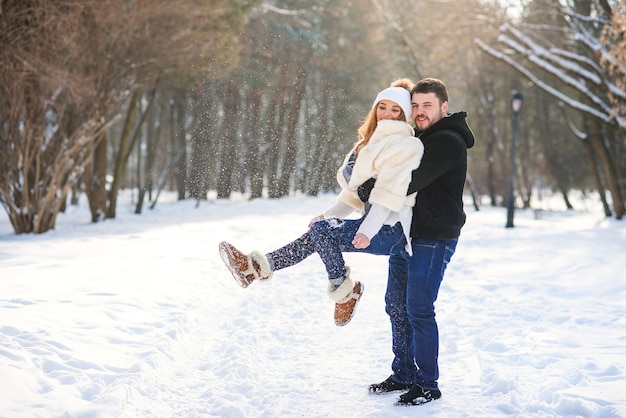 Retrato de um jovem casal no parque