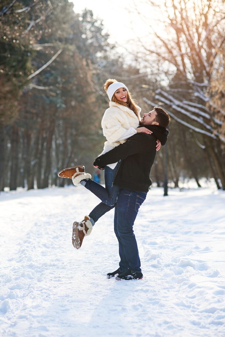Retrato de um jovem casal no parque