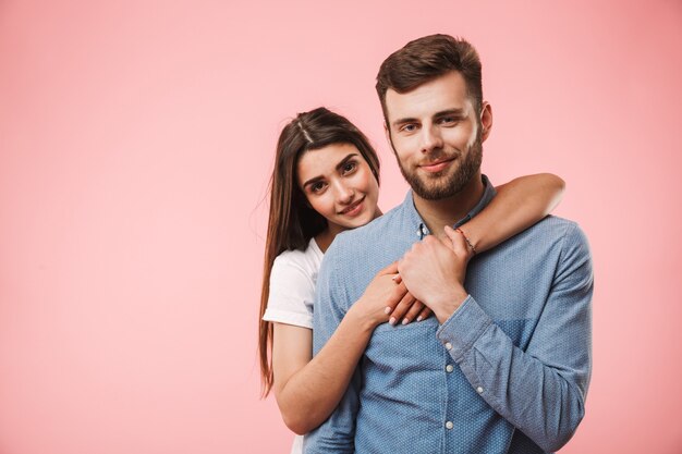 Retrato de um jovem casal sorridente se abraçando