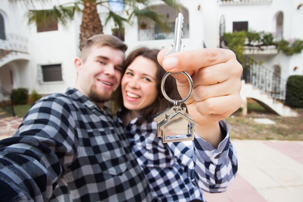 Foto retrato de um jovem casal sorridente