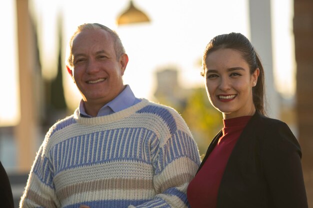 Foto retrato de um jovem casal sorridente