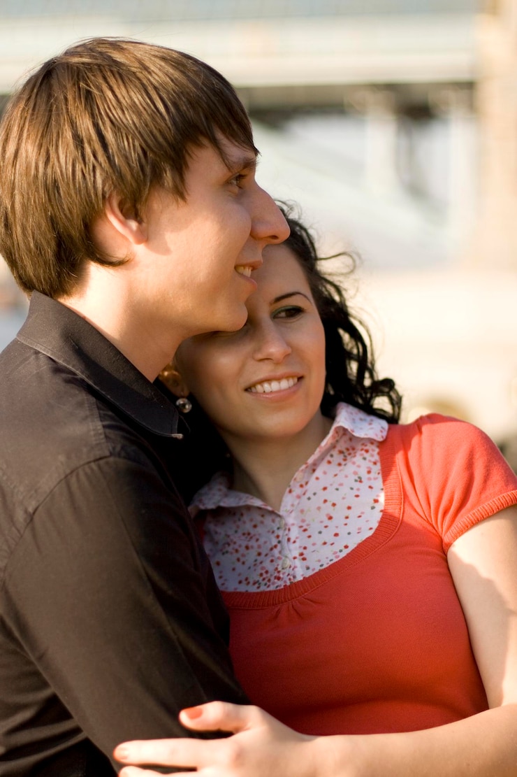 Foto retrato de um jovem casal sorridente