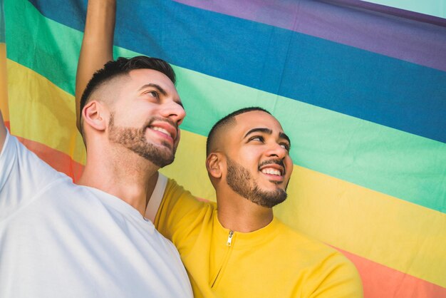 Foto retrato de um jovem casal sorridente