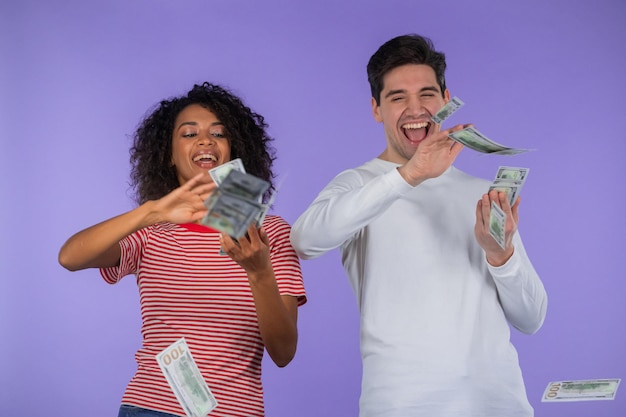 Foto retrato de um jovem casal sorridente