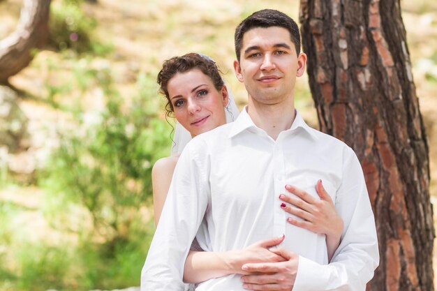 Retrato de um jovem casal sorridente