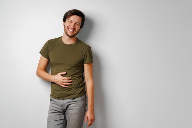 Foto retrato de um jovem casual isolado