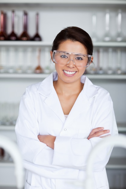 Retrato de um jovem cientista posando