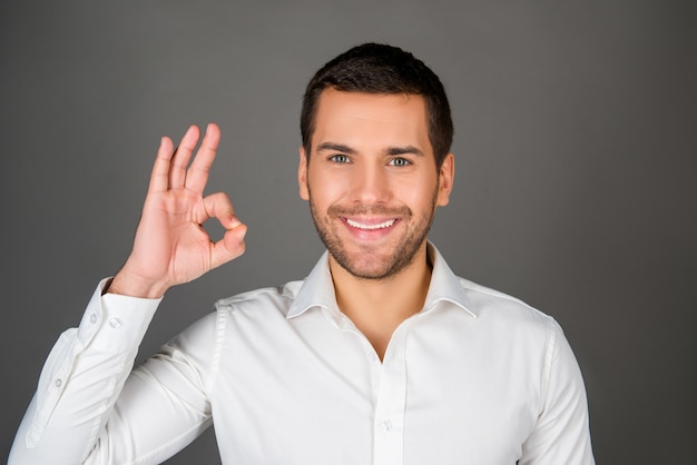 Retrato de um jovem com camisa