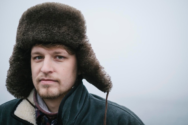 Foto retrato de um jovem com chapéu de pele durante o inverno