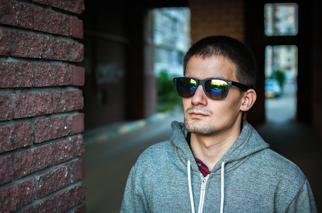 Retrato de um jovem com óculos na rua