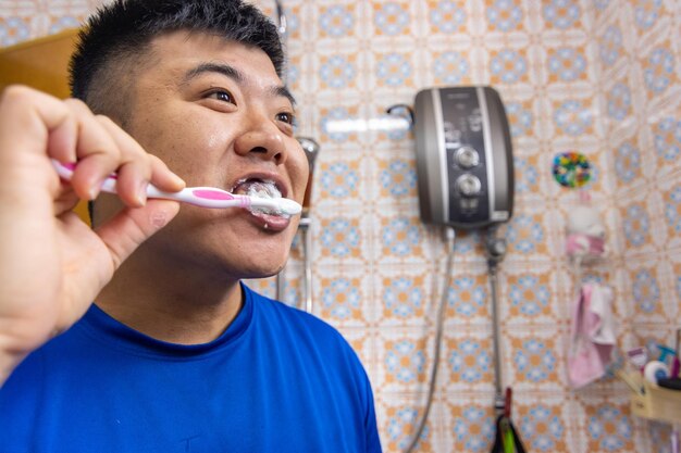 Foto retrato de um jovem com uma câmera em casa