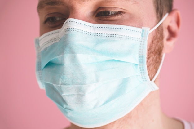 Retrato de um jovem com uma máscara médica