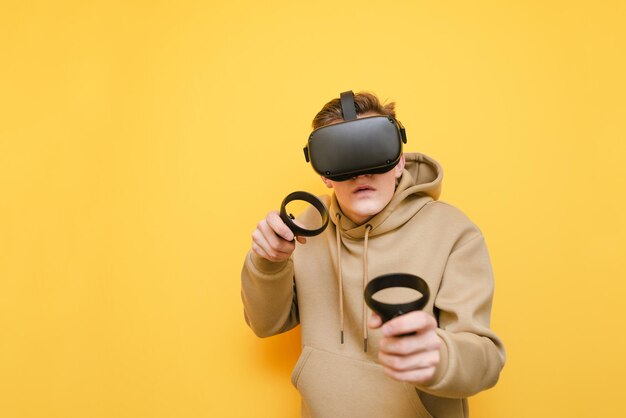 Adolescente Em óculos De Realidade Virtual Com Joystick Jogando Um Jogo De  Sobrevivência Na Selva De Tons Do Futuro Foto de Stock - Imagem de  capacete, inglês: 279735812
