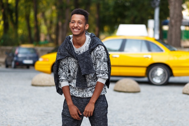 Retrato de um jovem confiante