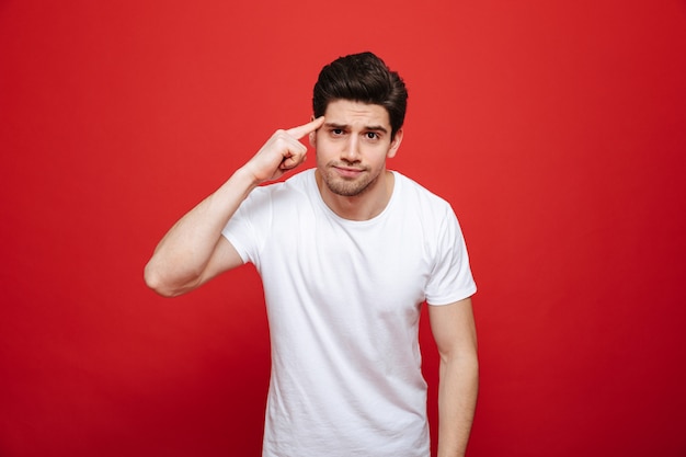 Retrato de um jovem confuso em camiseta branca