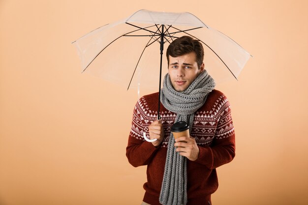 Retrato de um jovem congelado vestido com um suéter