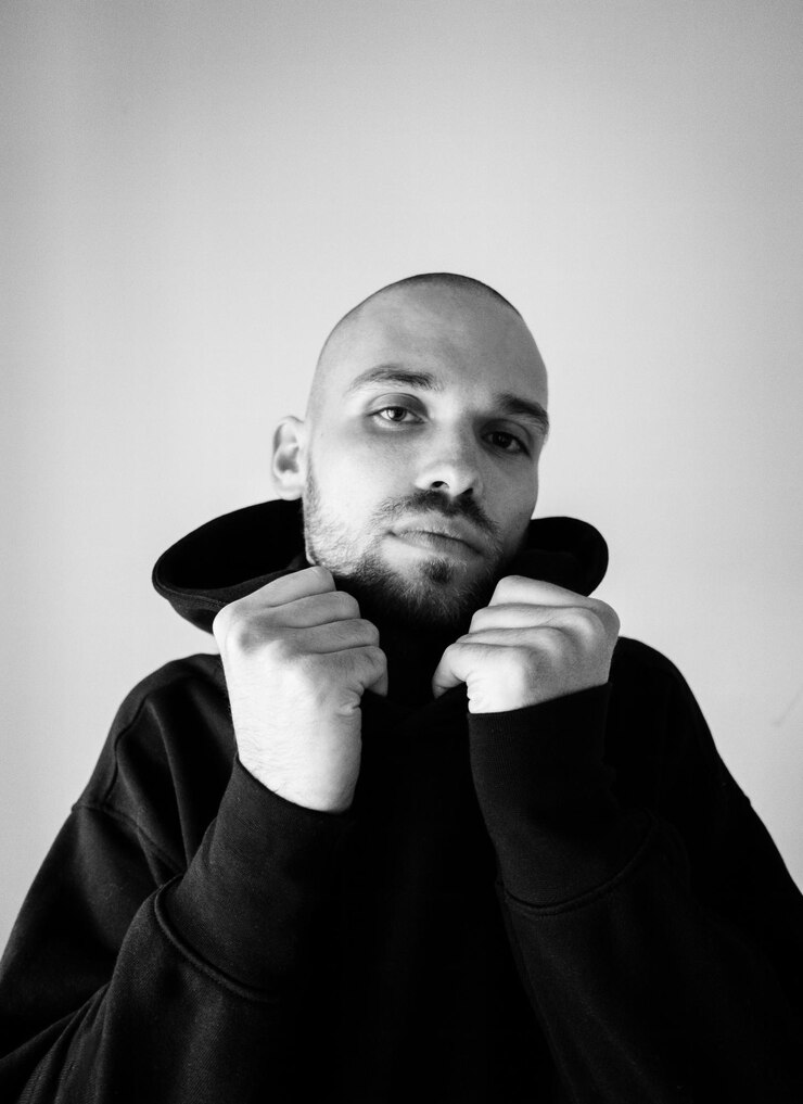 Foto retrato de um jovem contra a parede