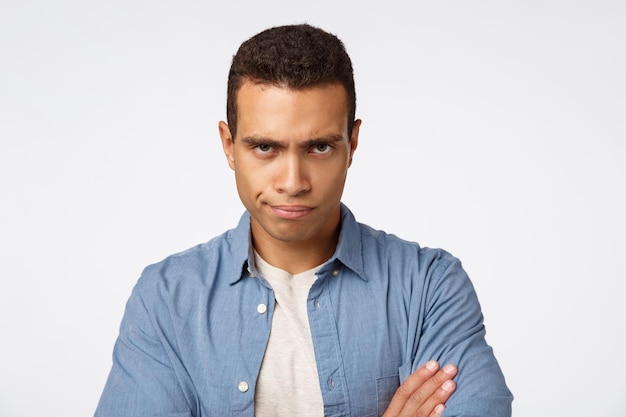 Foto retrato de um jovem contra fundo branco