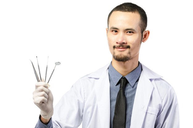 Foto retrato de um jovem contra fundo branco