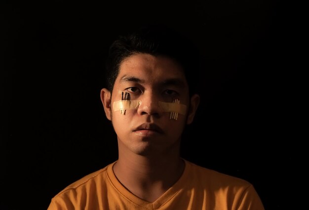 Foto retrato de um jovem contra fundo preto