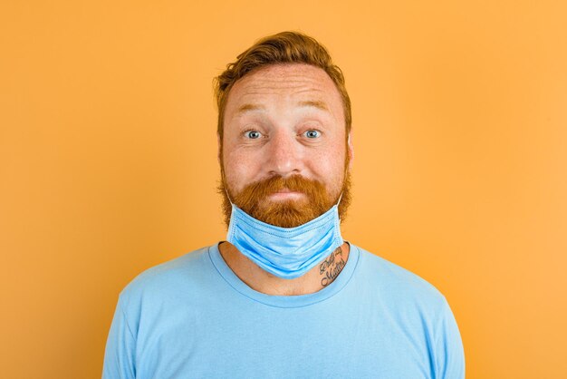 Foto retrato de um jovem contra um fundo amarelo