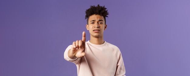 Foto retrato de um jovem contra um fundo azul