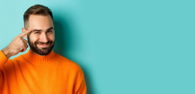 Foto retrato de um jovem contra um fundo azul