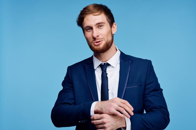 Foto retrato de um jovem contra um fundo azul