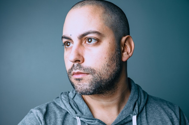 Foto retrato de um jovem contra um fundo cinzento