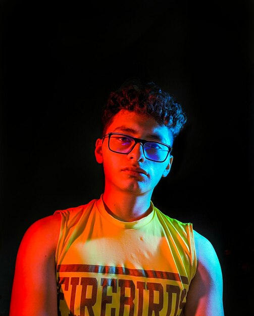 Foto retrato de um jovem contra um fundo preto