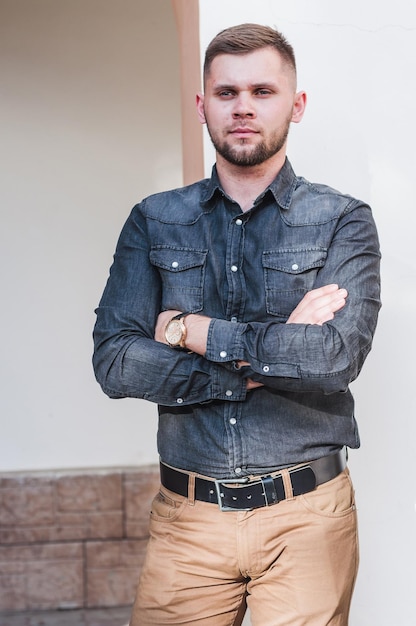 Retrato de um jovem de camisa e calça