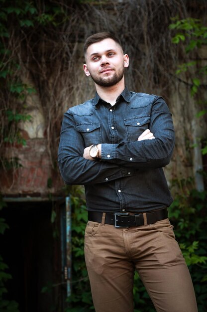 Retrato de um jovem de camisa e calça